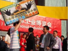 从工博会展览哥事件看品牌口碑营销